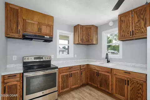 Kitchen - 12 E Hawthorne Street Aurora Mo 65605 St, Aurora, MO 65605 photo 2 of 3