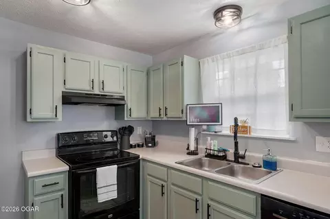 Kitchen - 405 Lynn Drive Clever Mo 65631 Dr, Clever, MO 65631 photo 2 of 3