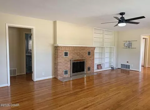 Living - 2402 E 11th Street Joplin Mo 64801 St, Joplin, MO 64801 photo 3 of 8