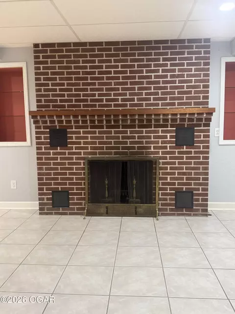 Living - 2402 E 11th Street Joplin Mo 64801 St, Joplin, MO 64801 photo 8 of 8