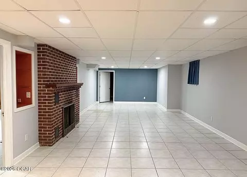 Living - 2402 E 11th Street Joplin Mo 64801 St, Joplin, MO 64801 photo 7 of 8