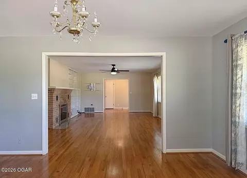 Living - 2402 E 11th Street Joplin Mo 64801 St, Joplin, MO 64801 photo 5 of 8