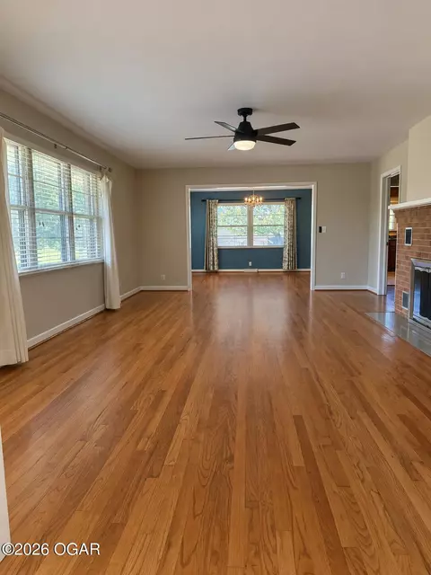 Living - 2402 E 11th Street Joplin Mo 64801 St, Joplin, MO 64801 photo 4 of 8