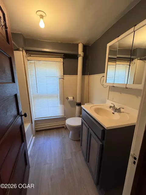 Bath - 1032 Valley Street Carthage Mo 64836 St, Carthage, MO 64836 photo 1 of 1