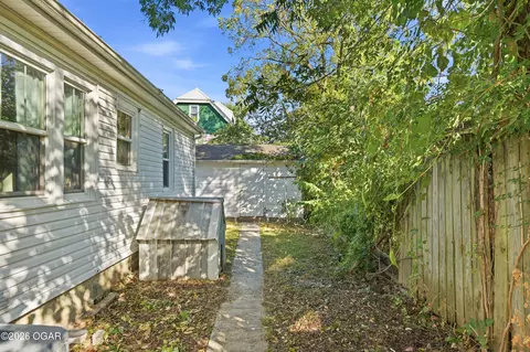 Exterior - 110 E 9th Street Carthage Mo 64836 St, Carthage, MO 64836 photo 5 of 8