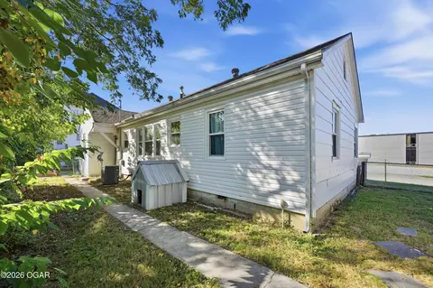 Exterior - 110 E 9th Street Carthage Mo 64836 St, Carthage, MO 64836 photo 7 of 8