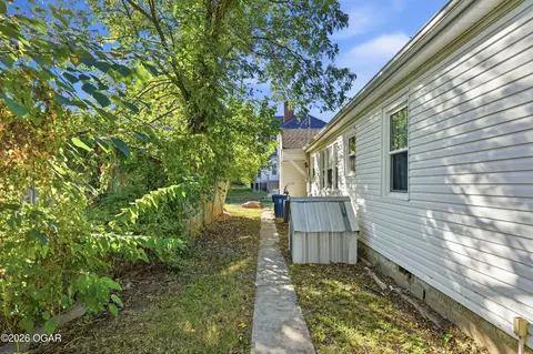 Exterior - 110 E 9th Street Carthage Mo 64836 St, Carthage, MO 64836 photo 6 of 8