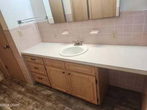 Bath - 804 Walnut Street Lamar Mo 64759 St, Lamar, MO 64759 photo 1 of 3