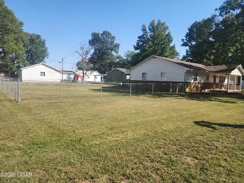 Exterior - 804 Walnut Street Lamar Mo 64759 St, Lamar, MO 64759 photo 2 of 3