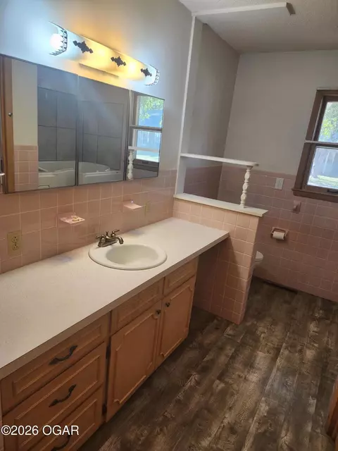 Bath - 804 Walnut Street Lamar Mo 64759 St, Lamar, MO 64759 photo 2 of 3