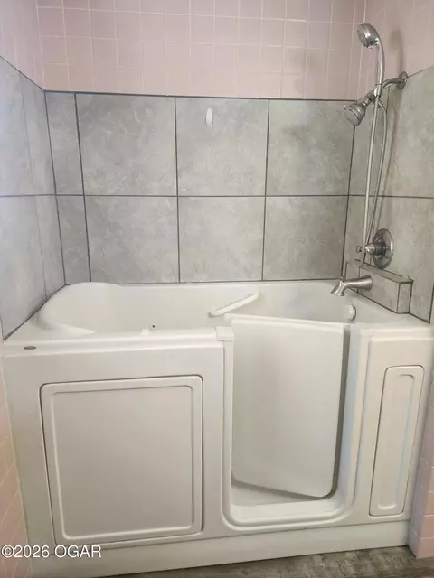 Bath - 804 Walnut Street Lamar Mo 64759 St, Lamar, MO 64759 photo 3 of 3