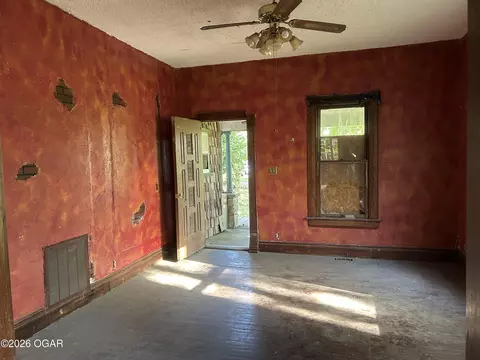 Living - 724 E Grand Avenue Neosho Mo 64850 Ave, Neosho, MO 64850 photo 2 of 3