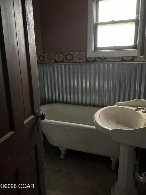 Bath - 724 E Grand Avenue Neosho Mo 64850 Ave, Neosho, MO 64850 photo 1 of 1