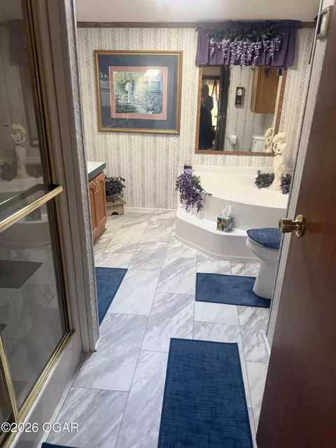 Bath - 925 E Myrtle Street Independence Ks 67301 St, Independence, KS 67301 photo 1 of 1