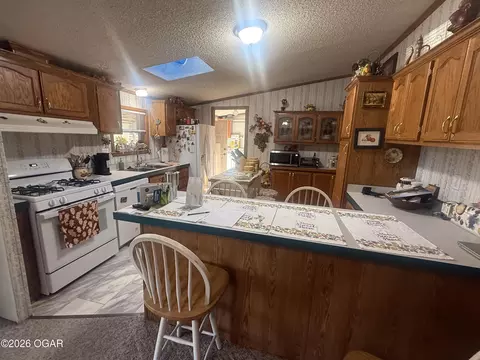 Kitchen - 925 E Myrtle Street Independence Ks 67301 St, Independence, KS 67301 photo 2 of 2