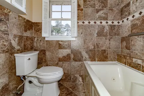 Bath - 407 Sheffield Cir, Augusta, GA 30909 photo 3 of 4