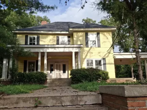 407 S Cambridge St, Ninety Six, SC 29666