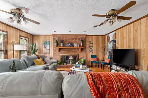 Living - 3032 Thomas Ln, Augusta, GA 30906 photo 2 of 3