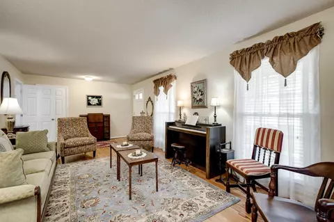 Living - 7 Donna St, Williston, SC 29853 photo 2 of 3