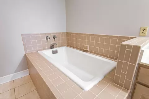 Bath - 1 7th St #805, Augusta, GA 30901 photo 2 of 5