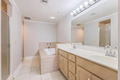 Bath - 1 7th St #805, Augusta, GA 30901 photo 1 of 5