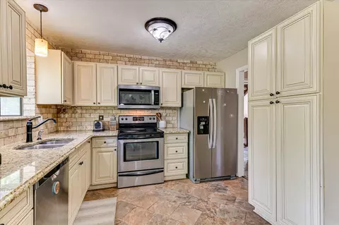 Kitchen - 3317 Quaker Springs Rd, Augusta, GA 30907 photo 4 of 5