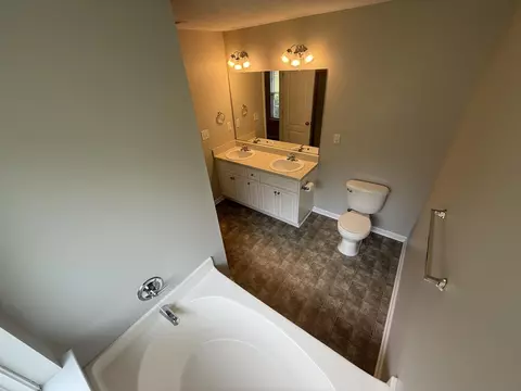Bath - 3244 Riverstone Dr, Augusta, GA 30907 photo 4 of 9
