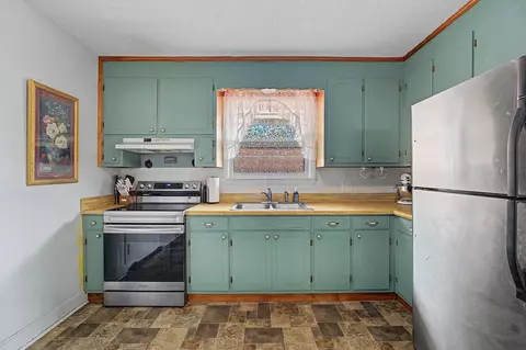 Kitchen - 230 Sunnifield Dr, Williston, SC 29853 photo 3 of 4