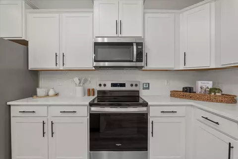 Kitchen - 2139 April Dawn Trl, Thomson, GA 30824 photo 4 of 5