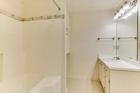 Bath - 1863 S Barton Dr S, Augusta, GA 30906 photo 2 of 5