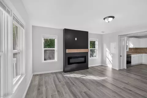 Living - 447 Glover St, Edgefield, SC 29824 photo 4 of 8