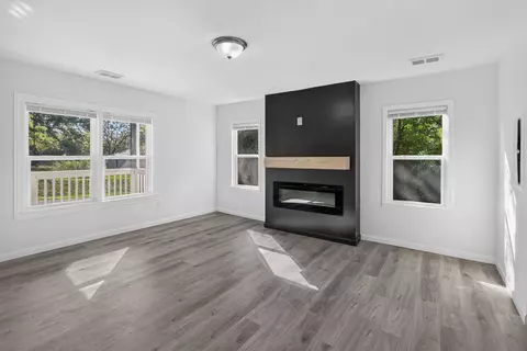 Living - 447 Glover St, Edgefield, SC 29824 photo 2 of 8