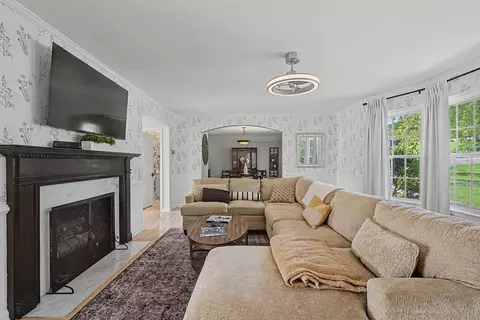 Living - 2223 Morningside Dr, Augusta, GA 30904 photo 2 of 9
