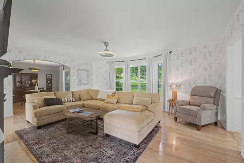 Living - 2223 Morningside Dr, Augusta, GA 30904 photo 3 of 9