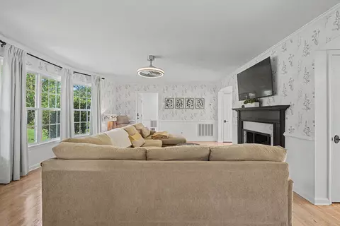 Living - 2223 Morningside Dr, Augusta, GA 30904 photo 5 of 9