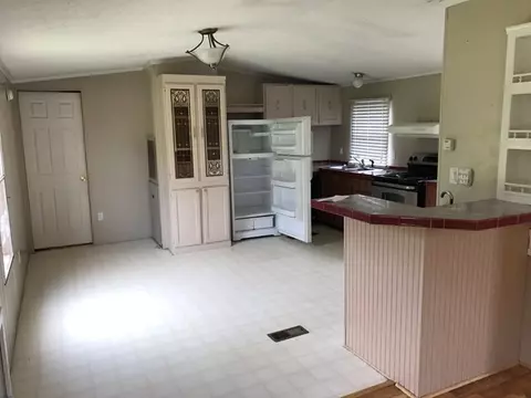 522 Givens St, Williston, SC 29853 photo 2