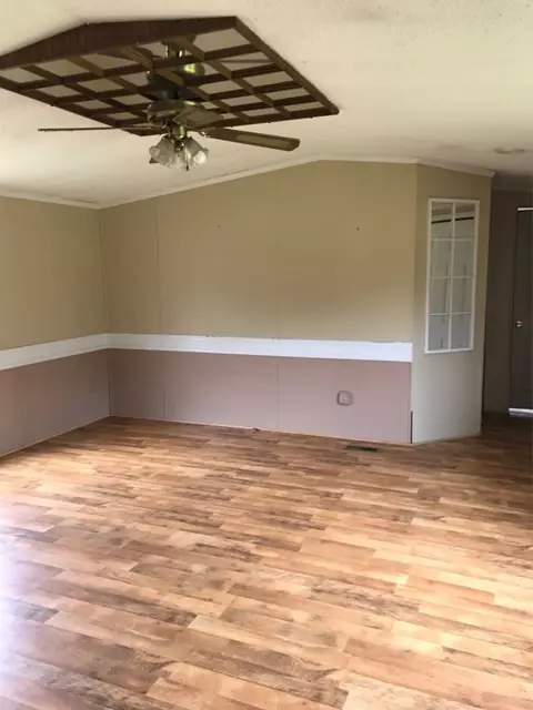 522 Givens St, Williston, SC 29853 photo 3