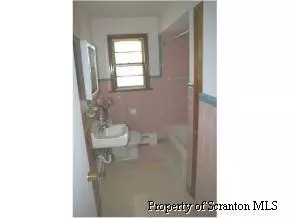 705 E Pine St, Olyphant, PA 18447 photo 4