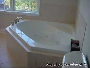 23 Kipling Dr, Moosic, PA 18507 photo 6