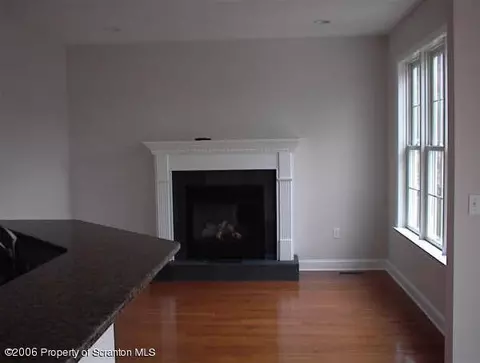 33 Oneill Dr, Moosic, PA 18507 photo 4