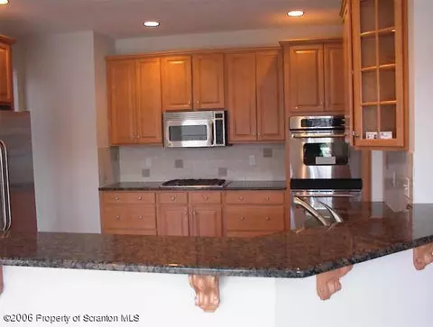 33 Oneill Dr, Moosic, PA 18507 photo 3