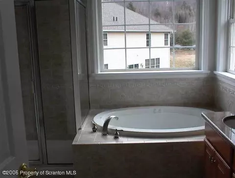 33 Oneill Dr, Moosic, PA 18507 photo 6