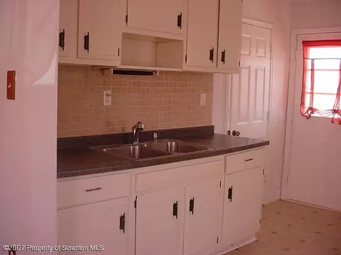 614 Fallon St, Old Forge, PA 18518 photo 3