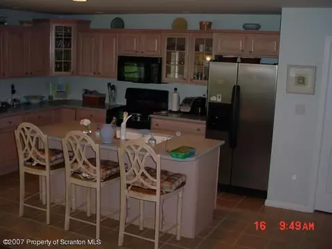 44 Sharon Dr, Moosic, PA 18507 photo 2