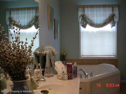44 Sharon Dr, Moosic, PA 18507 photo 6