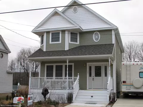 303 E Line St, Olyphant, PA 18447 photo 1