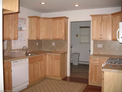 303 E Line St, Olyphant, PA 18447 photo 4