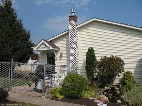 1213 Mowery St, Old Forge, PA 18518 photo 2