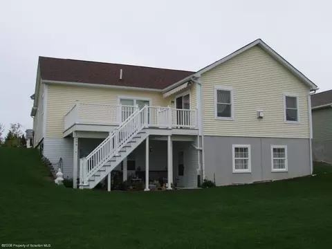 102 Tudy Ln, Olyphant, PA 18447 photo 2