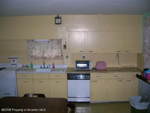 128 E Pine St, Dunmore, PA 18512 photo 3